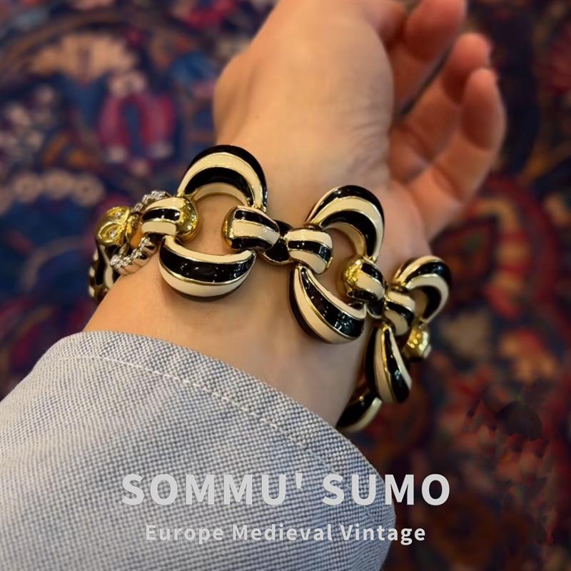 Antique Jewelry Gold Horse Brass Crystal Gemstone Retro Bracelet Fashion Atmospheric
Antique Jewelry Gold Horse Brass Crystal Gemstone Retro Bracelet Fashion Atmospheric