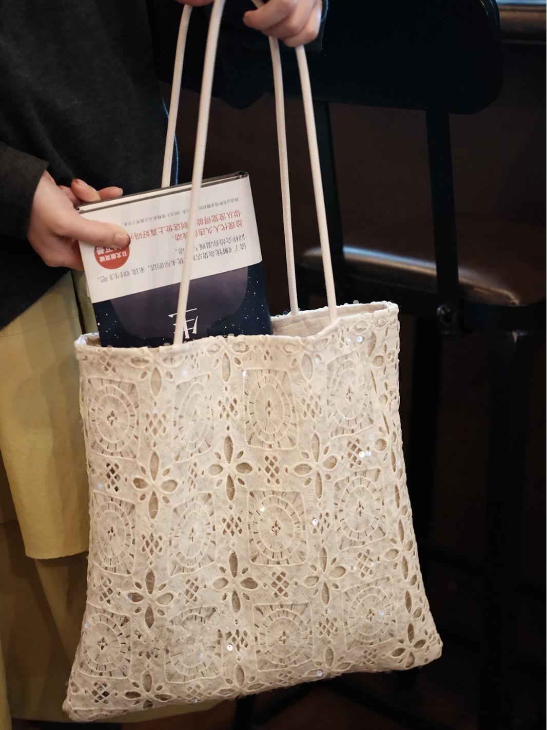 JIAERDI French White Sequin Lace Tote Bag Women Spacious Cutout Design Handbag Ladies Minimalist Daily Commuter Shoulder bag Y2k 38x35cm белый
JIAERDI French White Sequin Lace Tote Bag Women Spacious Cutout Design Handbag Ladies Minimalist Daily Commuter Shoulder bag Y2k 38x35cm белый