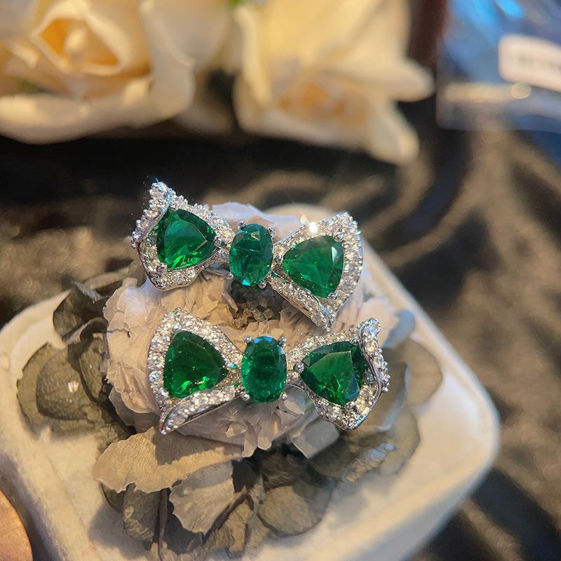 Маленькие серьги-гвоздики в форме бантика, красные драгоценные камни, слегка инкрустированные цветным цирконием, повседневные серьги. зелёный
Маленькие серьги-гвоздики в форме бантика, красные драгоценные камни, слегка инкрустированные цветным цирконием, повседневные серьги. зелёный