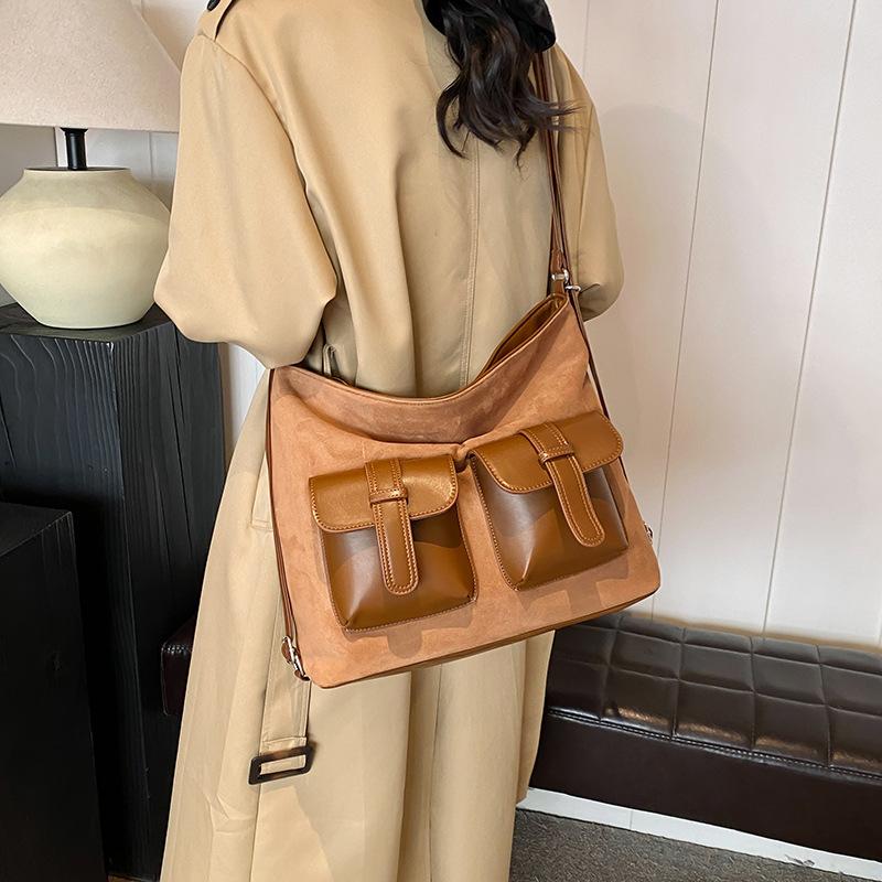 2025 winter new large-capacity fashion multi-pocket locomotive bag simple women s shoulder messenger bag backpack 40.5*12.5*31
2025 winter new large-capacity fashion multi-pocket locomotive bag simple women s shoulder messenger bag backpack 40.5*12.5*31