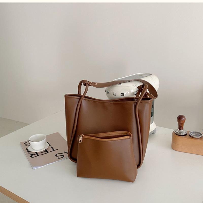 Large-capacity soft leather tote bag, early autumn new commuter child and mother bag, macaron color, college student class shoulder bag women коричневый
Large-capacity soft leather tote bag, early autumn new commuter child and mother bag, macaron color, college student class shoulder bag women коричневый