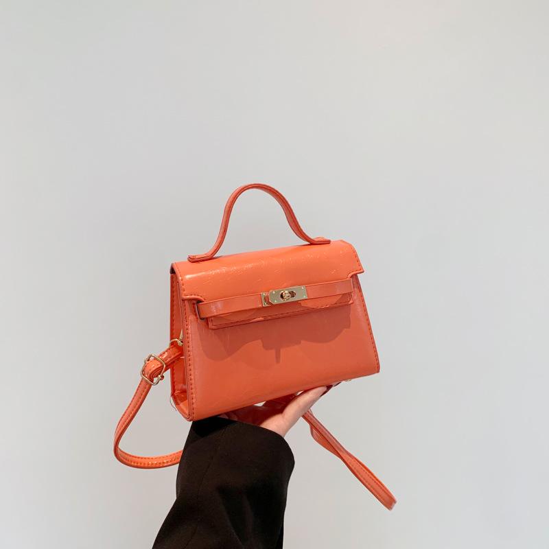 Temperament simple Korean version handbag 2025 spring and summer new versatile ins shoulder messenger bag small square bag Kelly bag
Temperament simple Korean version handbag 2025 spring and summer new versatile ins shoulder messenger bag small square bag Kelly bag