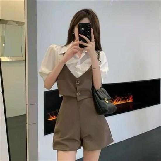 2026 Stylish Summer Two-Piece Set: Spliced Vest Top & High-Waisted Wide-Leg Shorts Small
2026 Stylish Summer Two-Piece Set: Spliced Vest Top & High-Waisted Wide-Leg Shorts Small