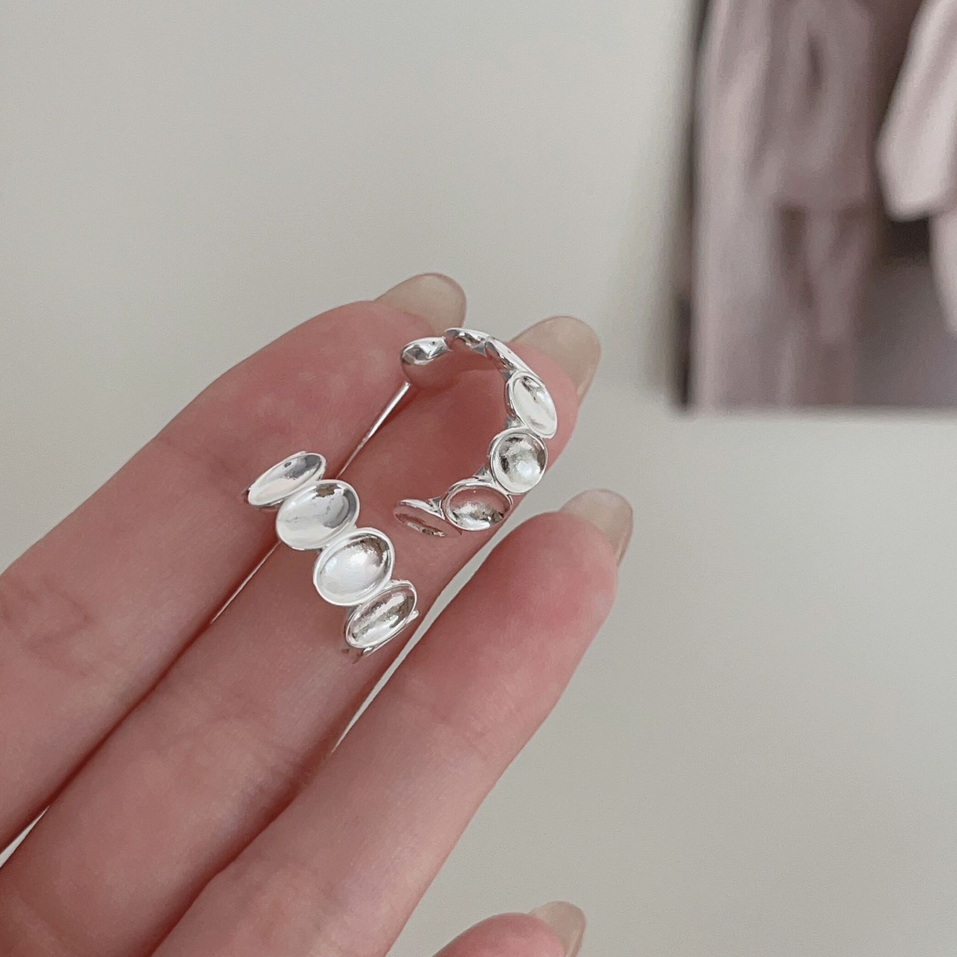 Whole Body Oval Earrings Niche Design Stud Earrings Simple Temperament High-end Fashionable Earrings
Whole Body Oval Earrings Niche Design Stud Earrings Simple Temperament High-end Fashionable Earrings