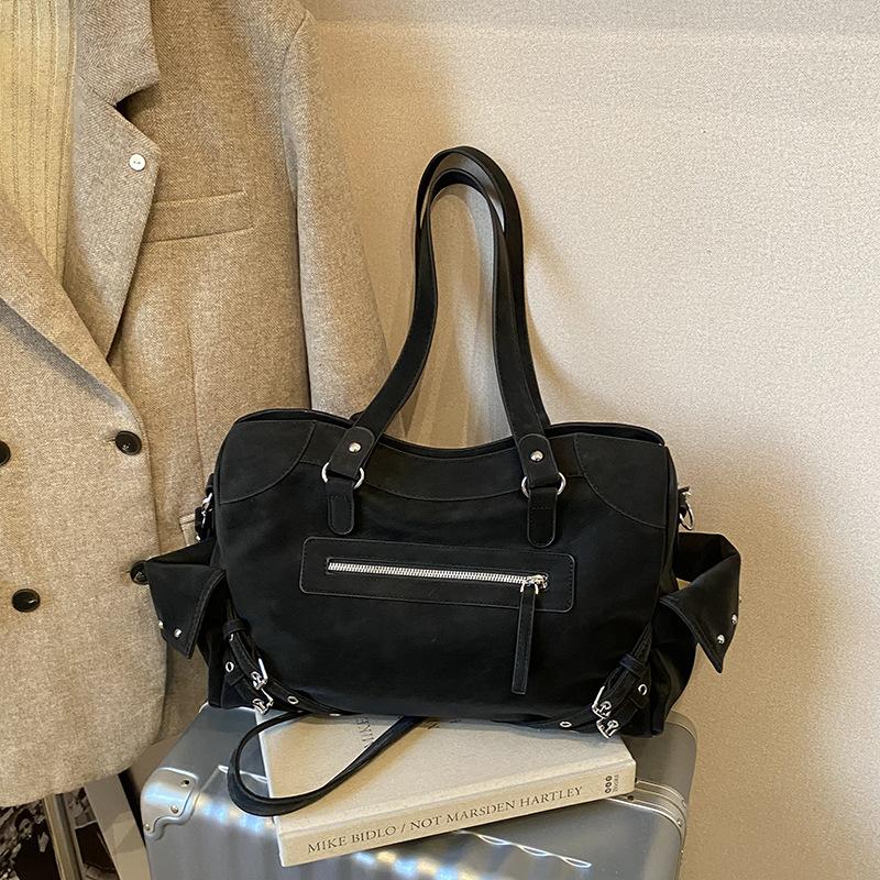 Winter new personalized trend messenger large-capacity bag niche design women s shoulder tote bag
Winter new personalized trend messenger large-capacity bag niche design women s shoulder tote bag