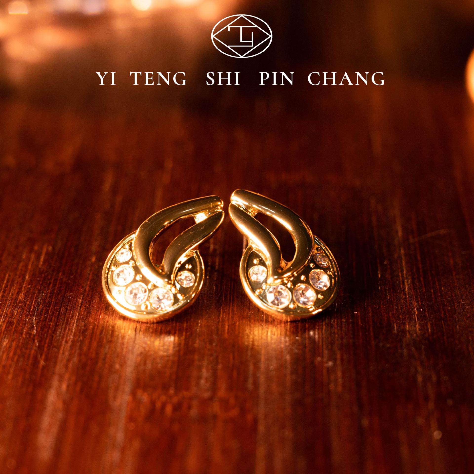 18 Real Gold Electroplating Process Fashionable Full Rhinestone Commuter Necklace Cover
18 Real Gold Electroplating Process Fashionable Full Rhinestone Commuter Necklace Cover