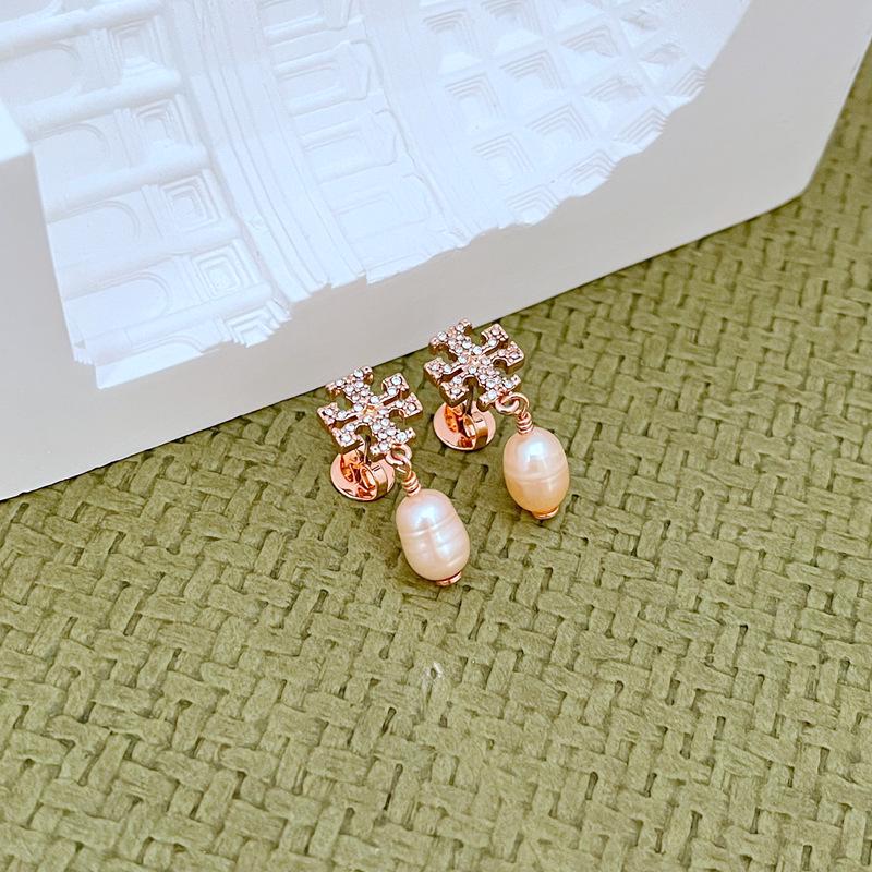 Роскошные минималистичные металлические серьги со стразами и жемчугом розового золота
Роскошные минималистичные металлические серьги со стразами и жемчугом розового золота