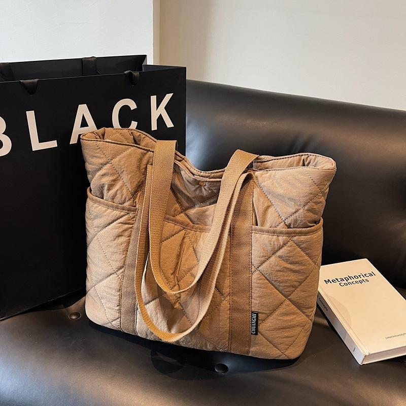 Rhombus Fashion Niche 2025 New Commuter Padded Cotton Large Capacity Shoulder Bag Cloth Bag Lightweight Women s Tote Bag
Rhombus Fashion Niche 2025 New Commuter Padded Cotton Large Capacity Shoulder Bag Cloth Bag Lightweight Women s Tote Bag