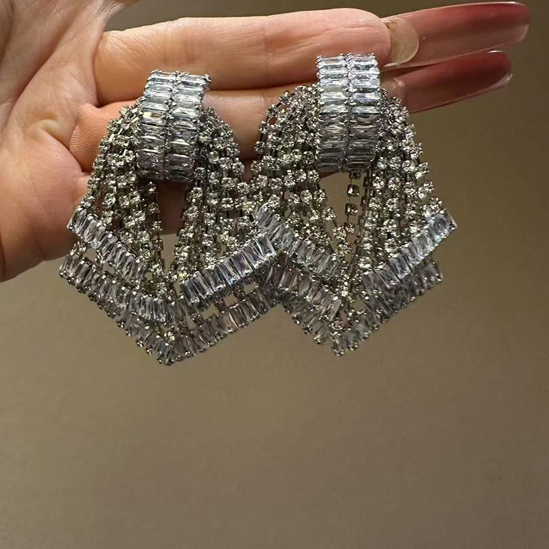 Diamond three-dimensional bow fringed earrings light luxury high-end studs, niche fashion versatile earrings
Diamond three-dimensional bow fringed earrings light luxury high-end studs, niche fashion versatile earrings