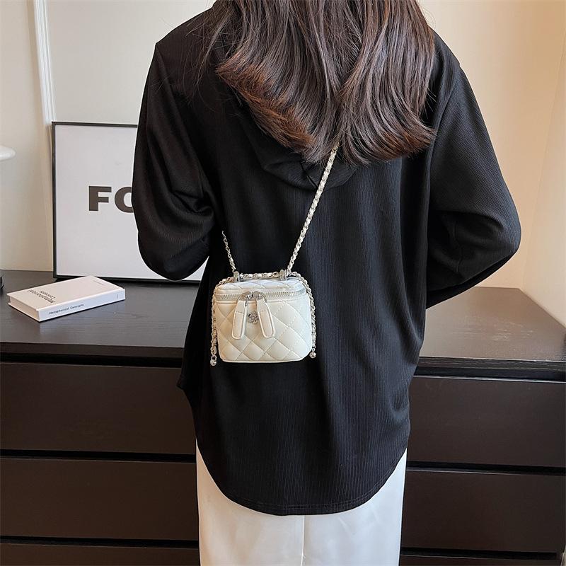 Rhombus embroidery thread small bag women s 2025 new summer popular versatile chain messenger bag small square bag
Rhombus embroidery thread small bag women s 2025 new summer popular versatile chain messenger bag small square bag
