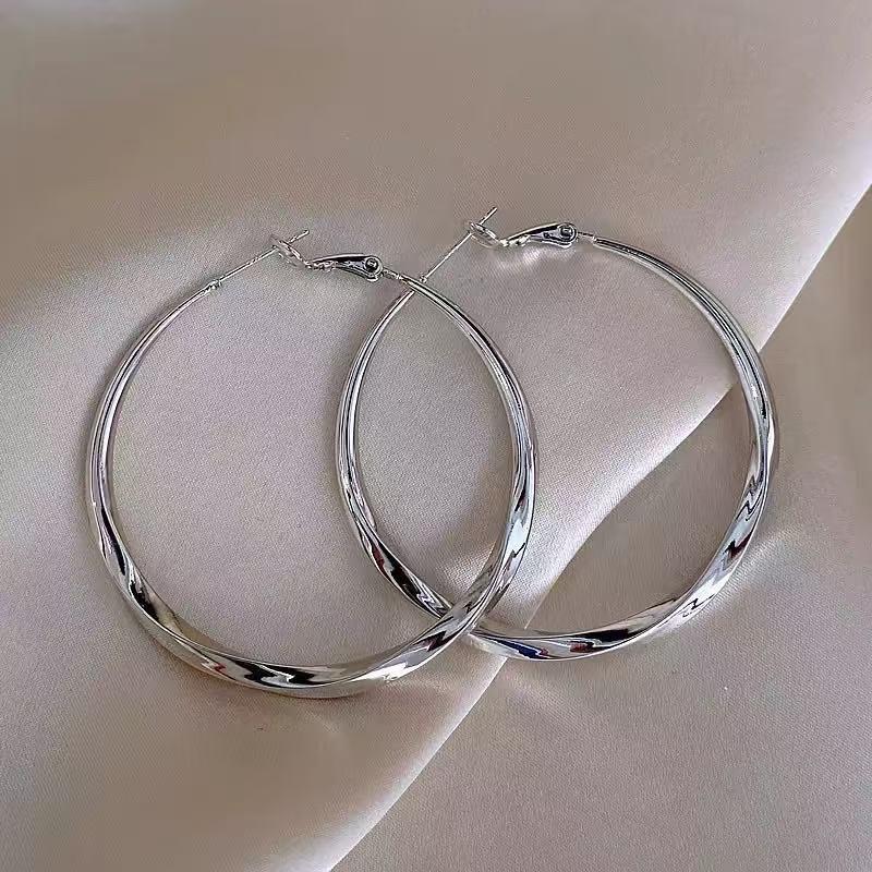 Fashion Stud Earrings with Large Hoop Designs, Women s New Style, High-end and Luxurious Style Ear Ring Accessories серебряный
Fashion Stud Earrings with Large Hoop Designs, Women s New Style, High-end and Luxurious Style Ear Ring Accessories серебряный