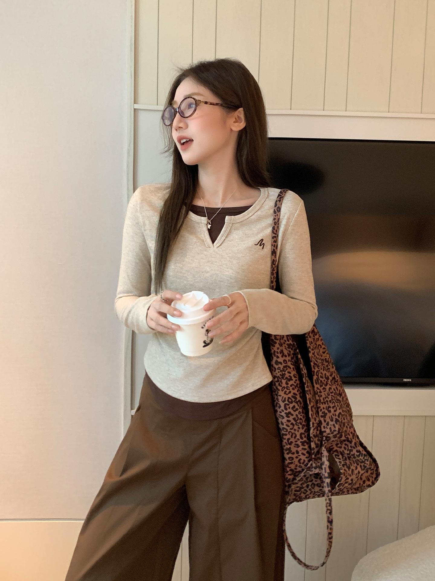 Fake two-piece embroidered crew neck long-sleeved T-shirt for women s autumn and winter wear, slim-fitting inside, bottom pleated waist top XL абрикосовий
Fake two-piece embroidered crew neck long-sleeved T-shirt for women s autumn and winter wear, slim-fitting inside, bottom pleated waist top XL абрикосовий