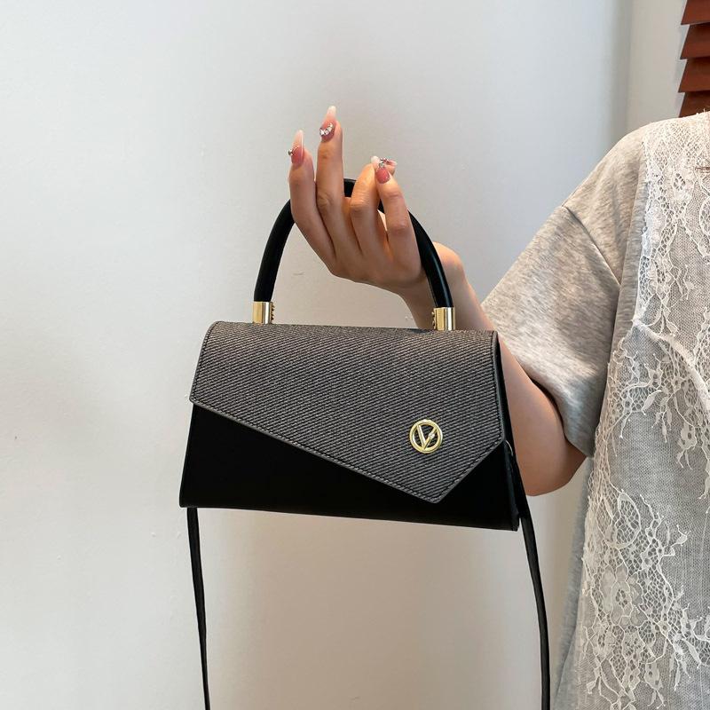 Лето новая мода 2025 универсальная маленькая квадратная сумка женская для поездок на работу в зарубежном стиле с высоким темпераментом сумка-мессенджер чёрный
Лето новая мода 2025 универсальная маленькая квадратная сумка женская для поездок на работу в зарубежном стиле с высоким темпераментом сумка-мессенджер чёрный