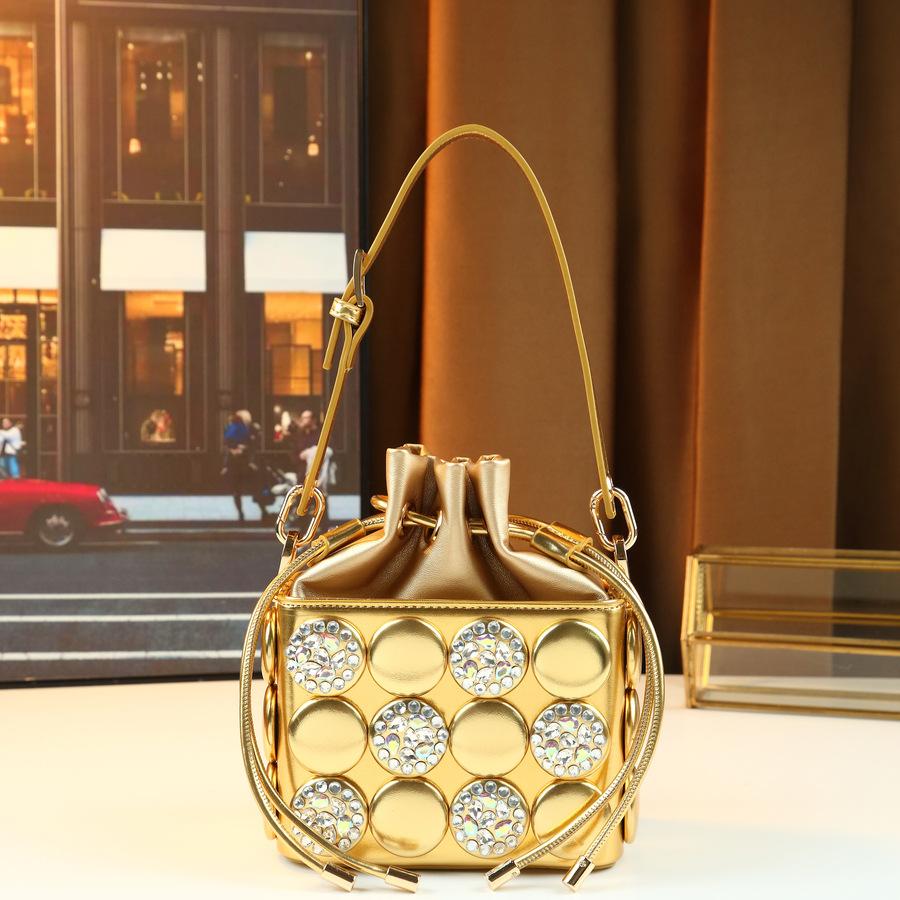 Fashion Cylinder Bag Handmade Diamond Button Shoulder Messenger Women S Bag Personalized Drawstring Small Square Bag золотой
Fashion Cylinder Bag Handmade Diamond Button Shoulder Messenger Women S Bag Personalized Drawstring Small Square Bag золотой