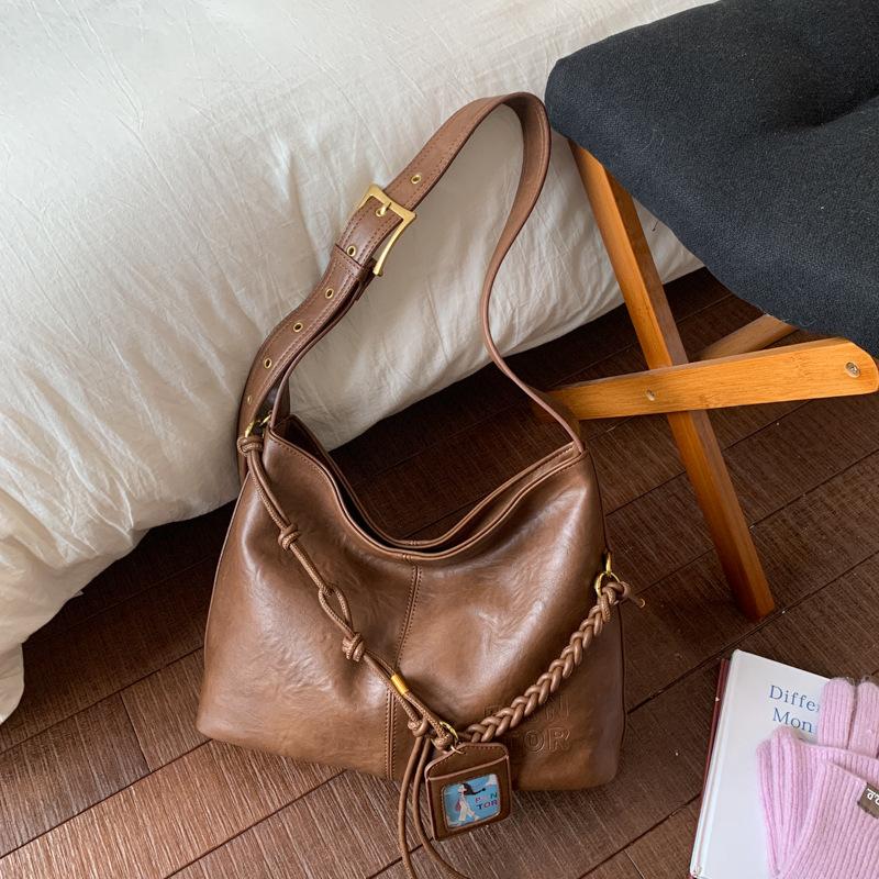 Retro large-capacity messenger bag women s autumn and winter new trendy fashion bucket bag large-capacity underarm bag коричневый
Retro large-capacity messenger bag women s autumn and winter new trendy fashion bucket bag large-capacity underarm bag коричневый