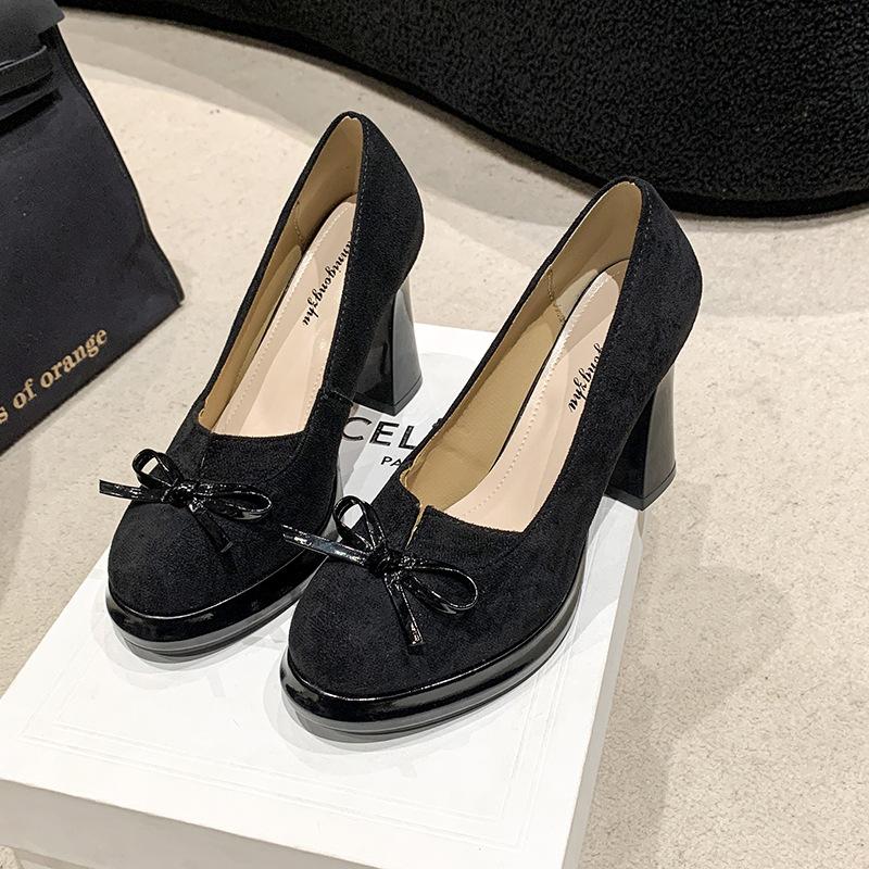 French temperament thick heel high heels women s spring and autumn 2025 new retro bow not tired feet round head light mouth single shoes 35 чёрный
French temperament thick heel high heels women s spring and autumn 2025 new retro bow not tired feet round head light mouth single shoes 35 чёрный