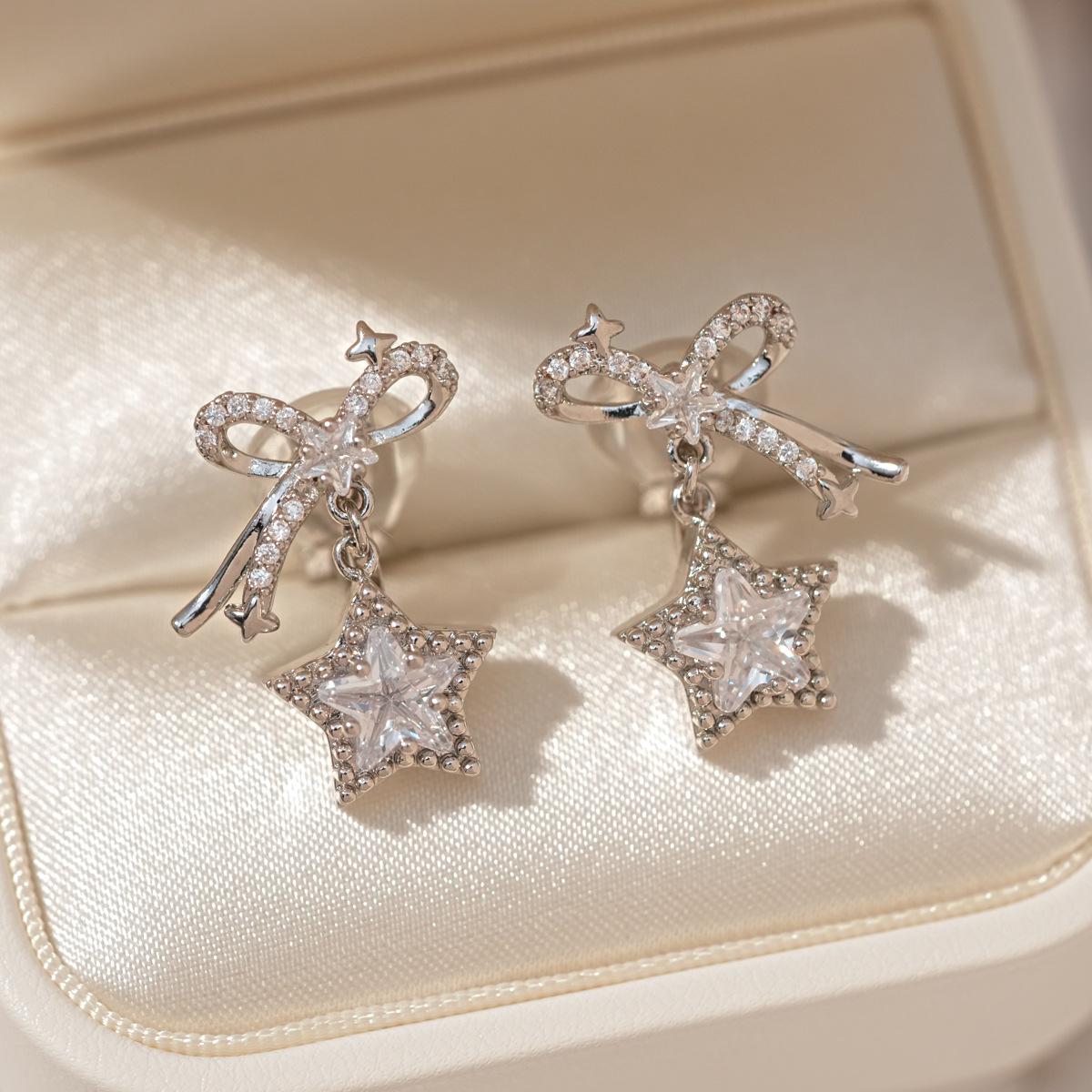 Indifferent Style Zirconia Star Ear Cuff – No-Piercing Earrings with Light Luxury Feel for Women
Indifferent Style Zirconia Star Ear Cuff – No-Piercing Earrings with Light Luxury Feel for Women