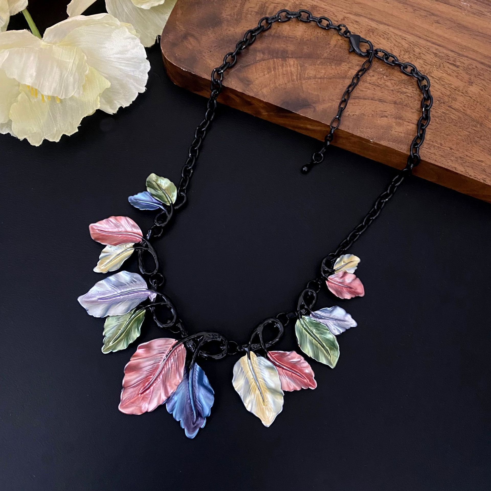 Новое женское ожерелье высокого класса с цветными листьями, модное универсальное ожерелье из комбинации неправильных листьев
Новое женское ожерелье высокого класса с цветными листьями, модное универсальное ожерелье из комбинации неправильных листьев