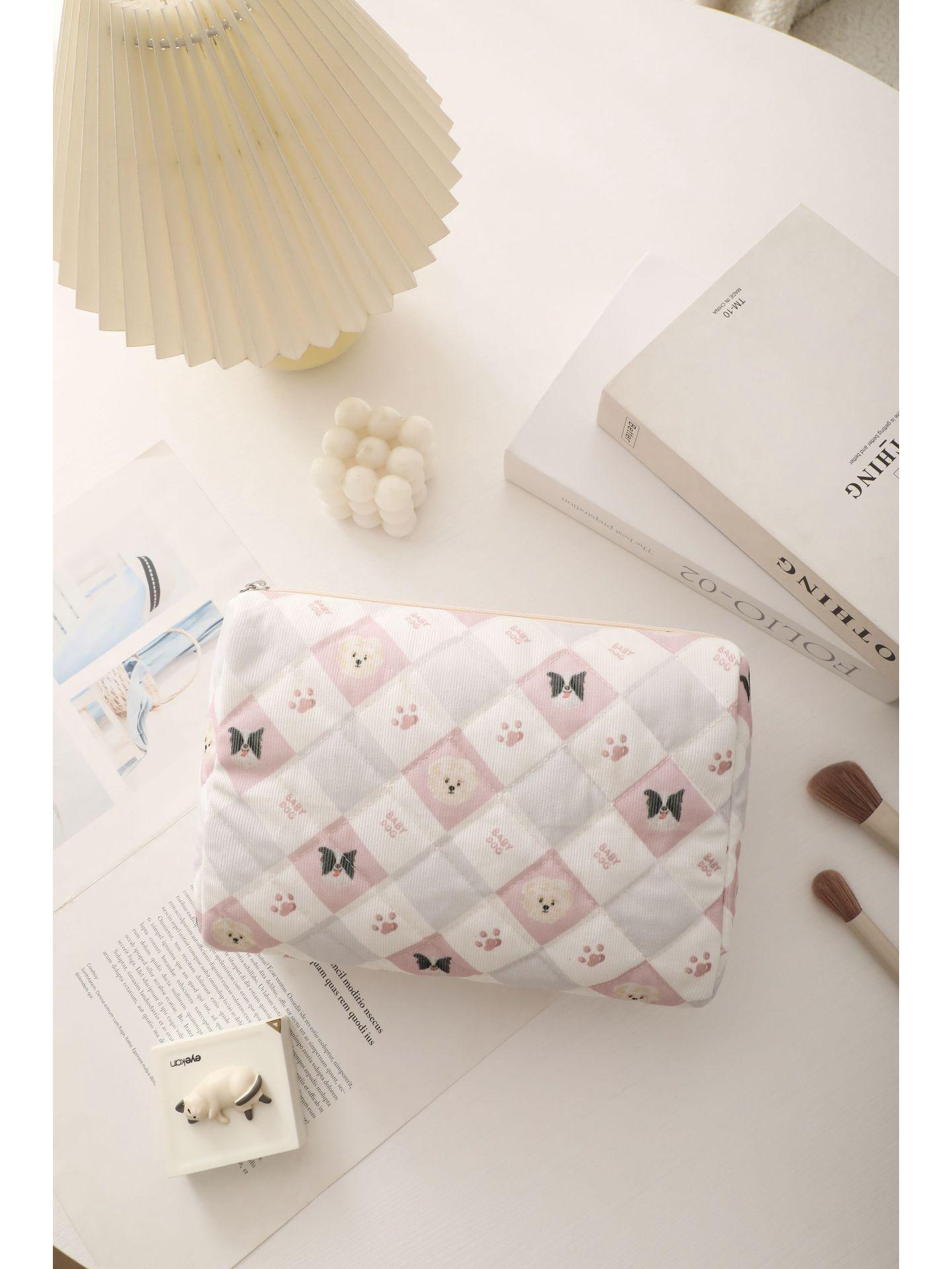 Yellow Duck Pear Large Capacity Makeup & Stationery Bag with Color Block Design
Yellow Duck Pear Large Capacity Makeup & Stationery Bag with Color Block Design
