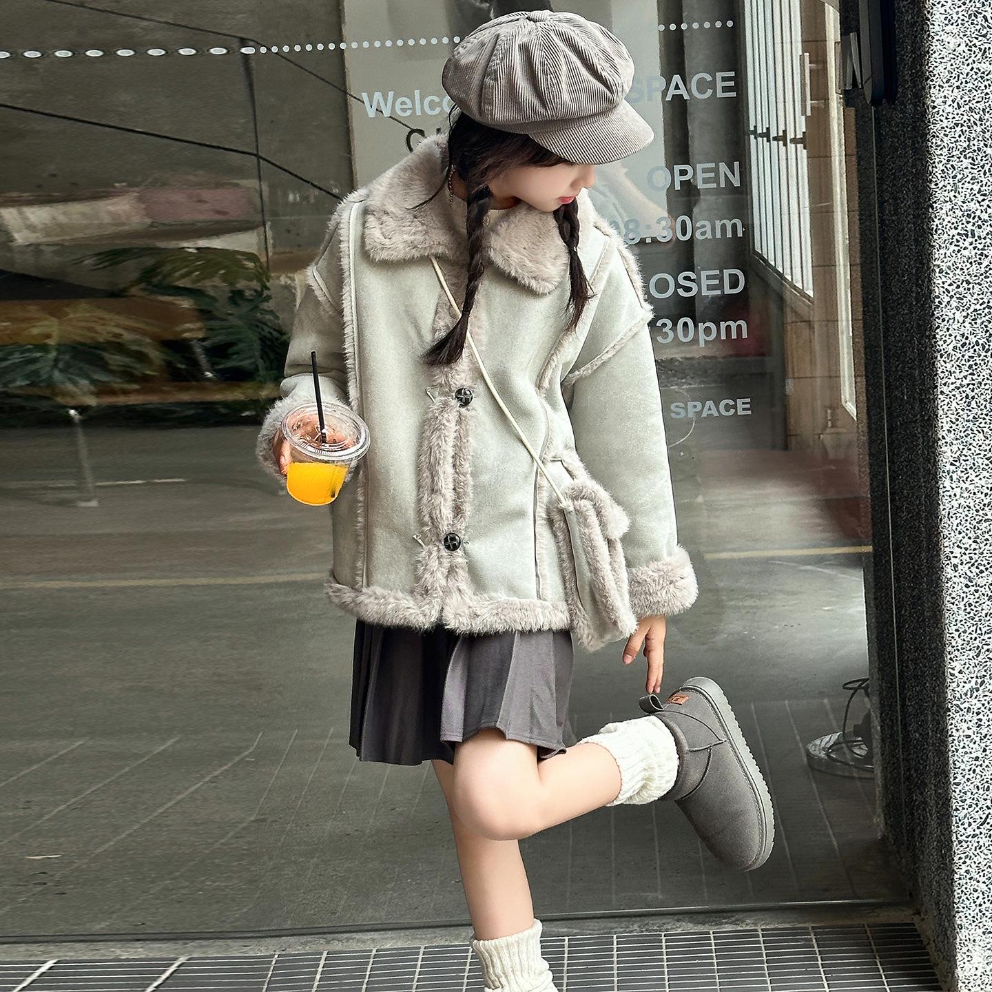 Девичье кожаное пальто на флисовой подкладке с мехом - Новая мода 2025 на осень/зиму 150cm
Девичье кожаное пальто на флисовой подкладке с мехом - Новая мода 2025 на осень/зиму 150cm