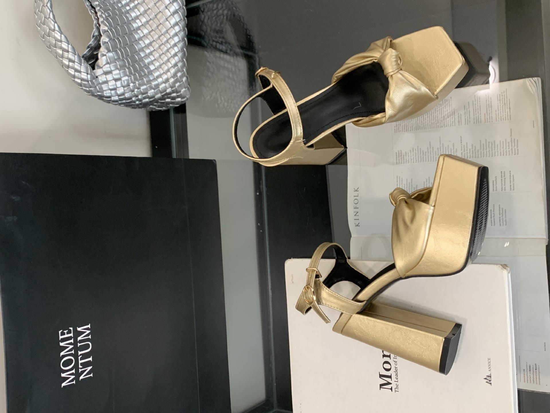 Модные универсальные туфли с квадратным носком и босоножки, летние новые водонепроницаемые на толстой платформе и высоком каблуке для женщин 40 золотой
Модные универсальные туфли с квадратным носком и босоножки, летние новые водонепроницаемые на толстой платформе и высоком каблуке для женщин 40 золотой