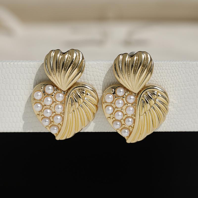 Luxurious Pearl Heart Dangle Earrings - Angel Heart Design for Women Standard золотой
Luxurious Pearl Heart Dangle Earrings - Angel Heart Design for Women Standard золотой