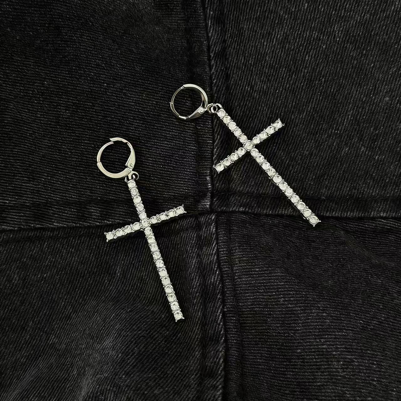 European and American style super flash rhinestone big cross ear clips versatile light luxury exaggerated high-end full diamond Spice Girls earrings
European and American style super flash rhinestone big cross ear clips versatile light luxury exaggerated high-end full diamond Spice Girls earrings