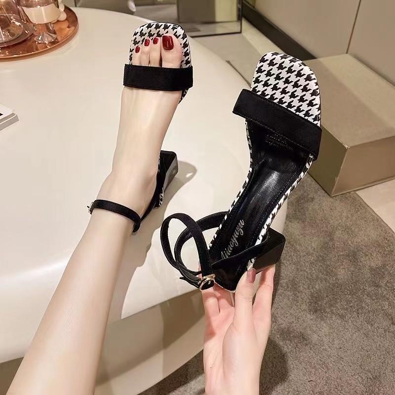 One-word sandals women s summer models 2025 new Mary Jane thick heels plaid square head high heels thousand bird plaid sandals 40
One-word sandals women s summer models 2025 new Mary Jane thick heels plaid square head high heels thousand bird plaid sandals 40
