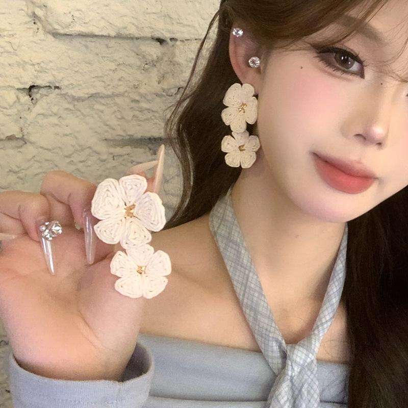 Steel needle raffia flower pendant earrings, small temperament, fresh and versatile earrings, niche high-end sense, simple earrings, women
Steel needle raffia flower pendant earrings, small temperament, fresh and versatile earrings, niche high-end sense, simple earrings, women
