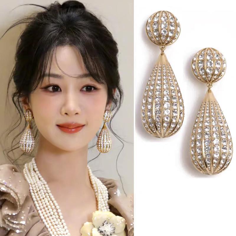 Zircon water drop pendant stud earrings French light luxury niche earrings exaggerated temperament earrings
Zircon water drop pendant stud earrings French light luxury niche earrings exaggerated temperament earrings