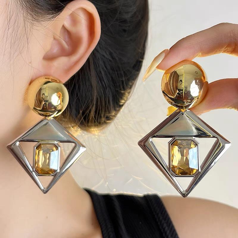 «Изысканные геометрические бриллиантовые серьги из золота и серебра для женщин»
«Изысканные геометрические бриллиантовые серьги из золота и серебра для женщин»