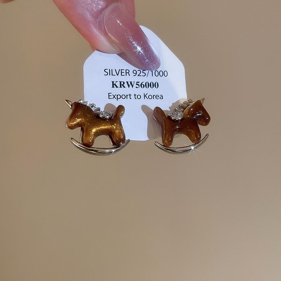 Cute Lovely Shiny Cz Cubic Zirconia Resin Drop Earrings For Women Cartoon Horse C Shape Silver Plated Copper Daily Jewelry коричневый
Cute Lovely Shiny Cz Cubic Zirconia Resin Drop Earrings For Women Cartoon Horse C Shape Silver Plated Copper Daily Jewelry коричневый