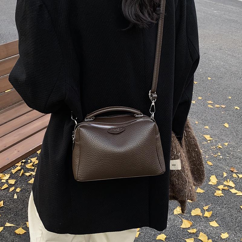 2025 soft leather bag portable pillow bag women s new simple and versatile large-capacity single shoulder oblique women s bag 23*9.5*14 кофейный
2025 soft leather bag portable pillow bag women s new simple and versatile large-capacity single shoulder oblique women s bag 23*9.5*14 кофейный