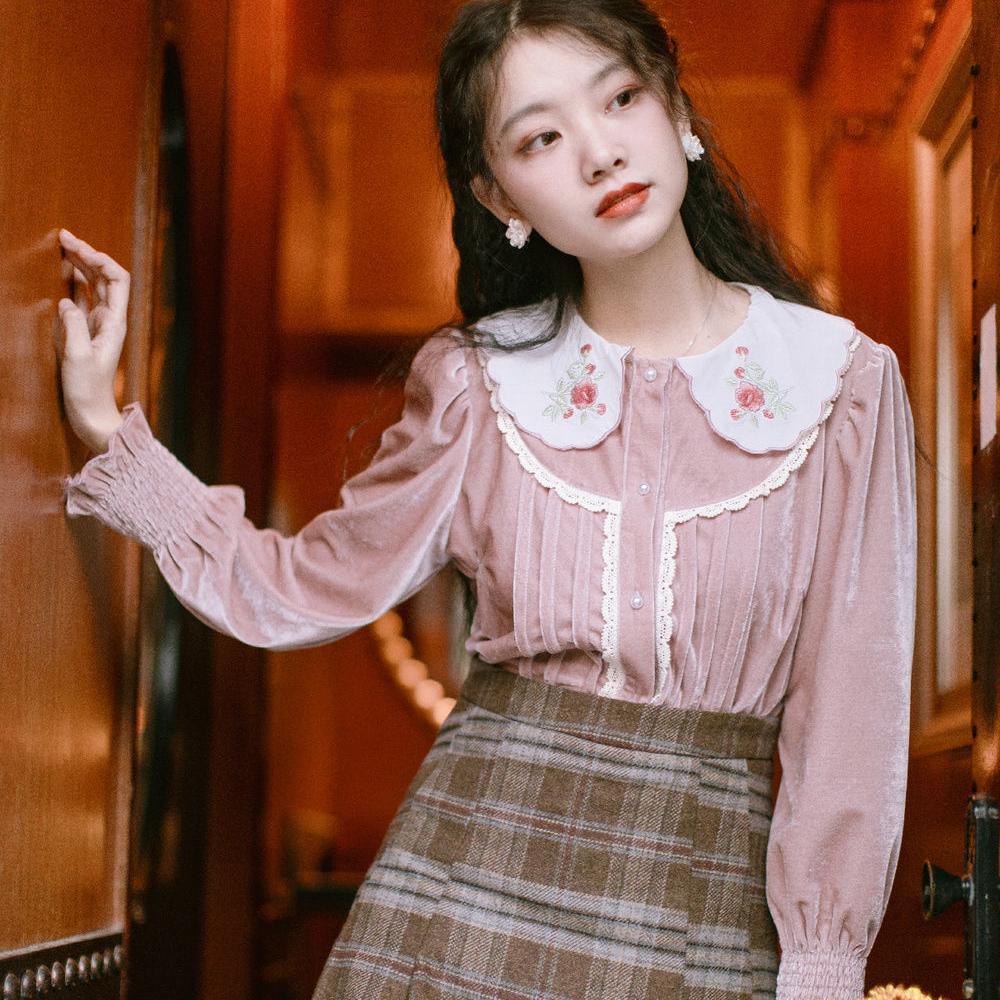 Весенне-осенняя женская винтажная милая блузка розового бархата, свободная милая кавайная кружевная элегантная рубашка с цветочной вышивкой
Весенне-осенняя женская винтажная милая блузка розового бархата, свободная милая кавайная кружевная элегантная рубашка с цветочной вышивкой