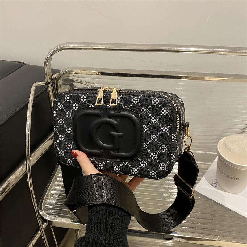 Модная ретро-печать новая маленькая квадратная сумка женская индивидуальность для поездок на работу летний отдых нишевая высококлассная сумка-мессенджер чёрный
Модная ретро-печать новая маленькая квадратная сумка женская индивидуальность для поездок на работу летний отдых нишевая высококлассная сумка-мессенджер чёрный