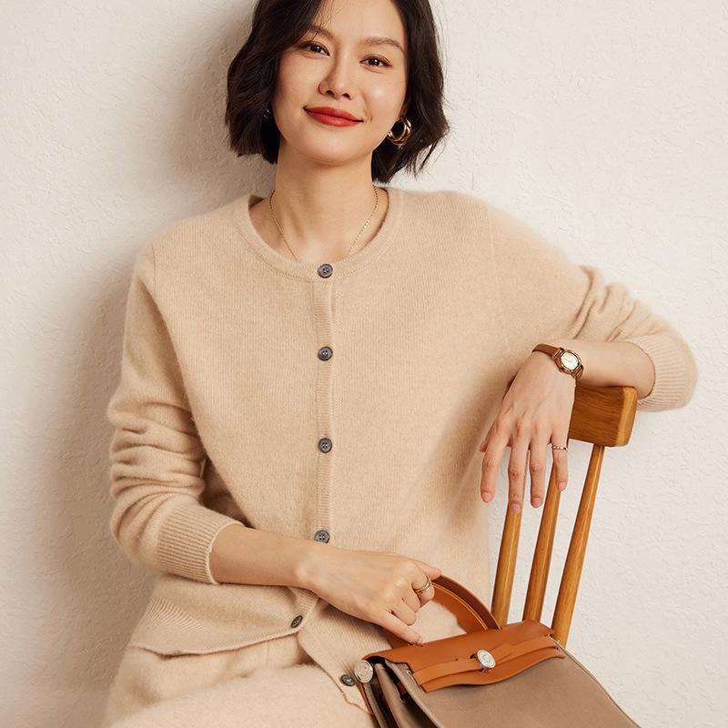 Retro Cashmere Sweater: Loose Casual Round Neck Knitwear for Autumn/Winter - Versatile and Stylish Cardigan. Medium
Retro Cashmere Sweater: Loose Casual Round Neck Knitwear for Autumn/Winter - Versatile and Stylish Cardigan. Medium