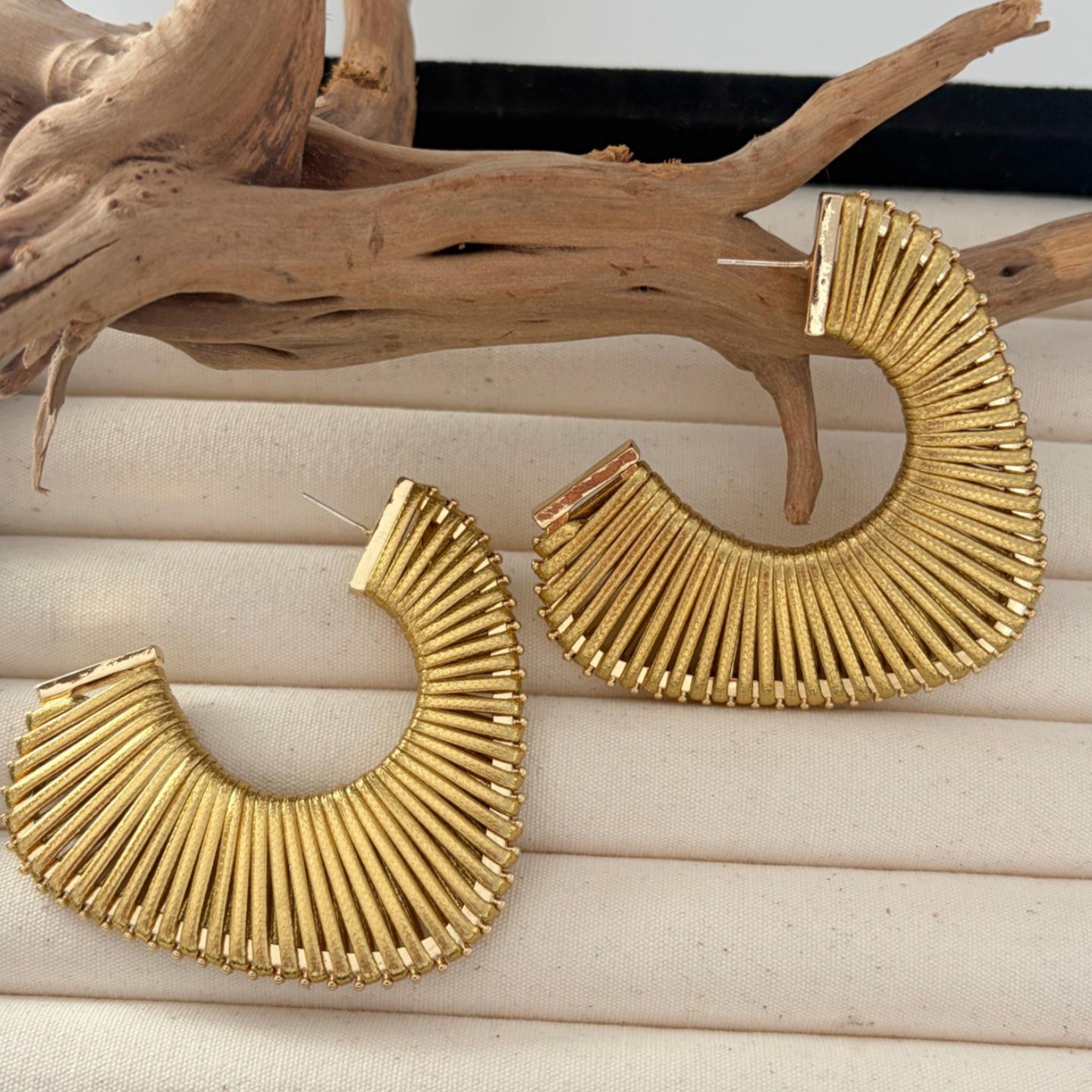 Geometric Hollow Knitted Earrings: Hong Kong Style, Autumn/Winter, French Retro, 925 Silver Ear Clips
Geometric Hollow Knitted Earrings: Hong Kong Style, Autumn/Winter, French Retro, 925 Silver Ear Clips
