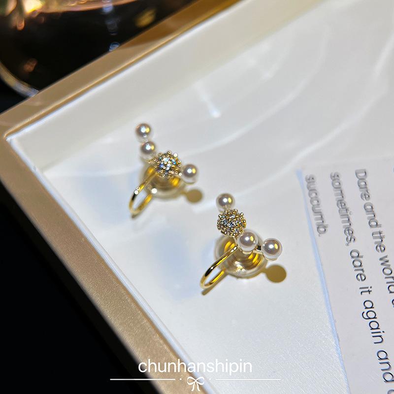 Smile one word simple, raise ear holes, pearl stud earrings, women s niche design, ear clips, light luxury, high-end mosquito coil disc
Smile one word simple, raise ear holes, pearl stud earrings, women s niche design, ear clips, light luxury, high-end mosquito coil disc