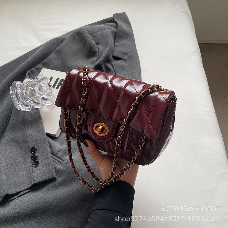 Premium texture embroidered thread small square bag women 2025 new red chain shoulder messenger bag manufacturer
Premium texture embroidered thread small square bag women 2025 new red chain shoulder messenger bag manufacturer