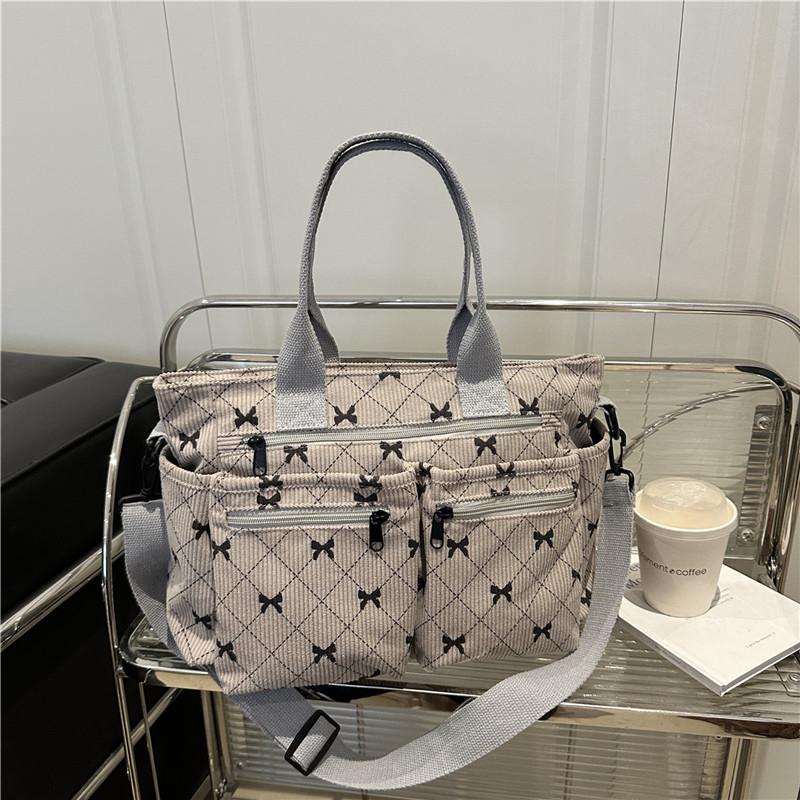Corduroy Bow Print Large Capacity Tote Bag Women Multi-pocket Commuter Shoulder Bag With Adjustable Strap Casual Commute Handbag 26x17x38 серый
Corduroy Bow Print Large Capacity Tote Bag Women Multi-pocket Commuter Shoulder Bag With Adjustable Strap Casual Commute Handbag 26x17x38 серый
