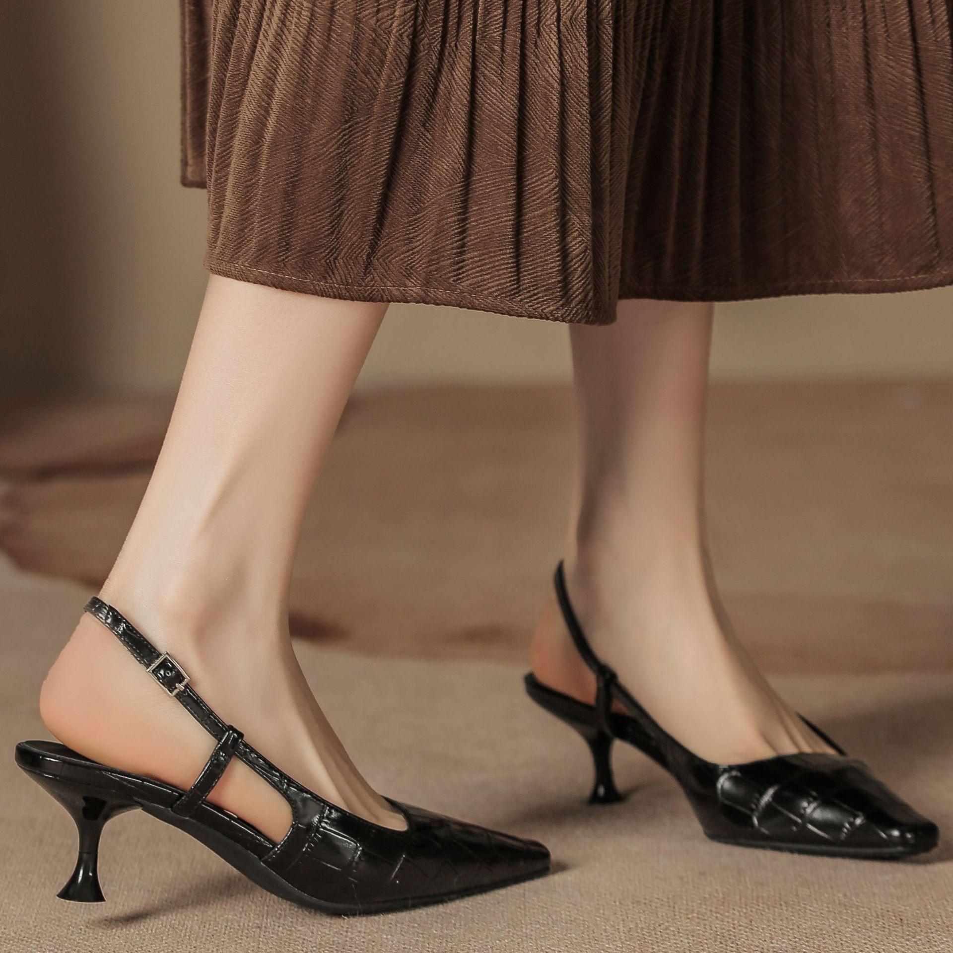 Lacquered Baotou Sandals Crocodile Leather Pattern Small Square Head Back Air Low Heel Cat Heel Summer Sheepskin Insole Single Shoes Women 34 чорний
Lacquered Baotou Sandals Crocodile Leather Pattern Small Square Head Back Air Low Heel Cat Heel Summer Sheepskin Insole Single Shoes Women 34 чорний