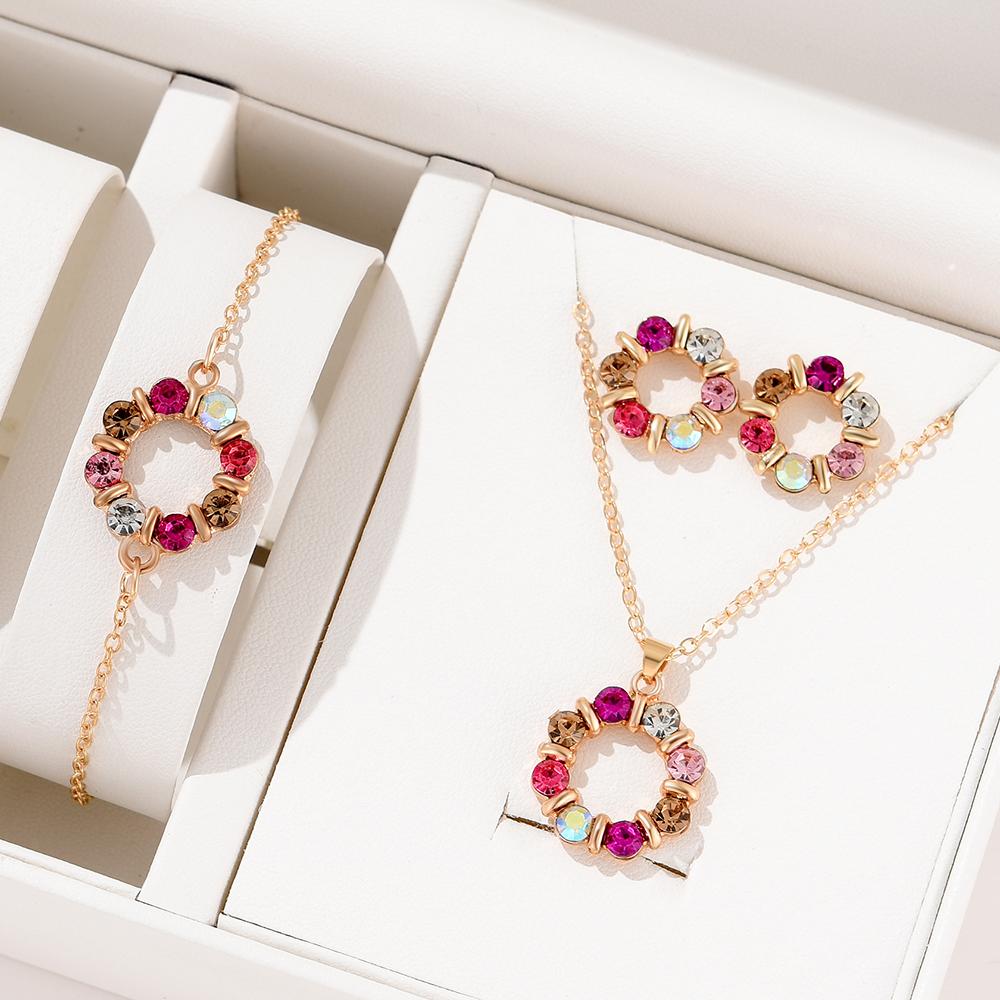 Набор из 4 предметов для женщин, красочный набор с бриллиантами и цирконами, модный и элегантный ажурный круглый набор: ожерелье, серьги, браслет золотистый
Набор из 4 предметов для женщин, красочный набор с бриллиантами и цирконами, модный и элегантный ажурный круглый набор: ожерелье, серьги, браслет золотистый