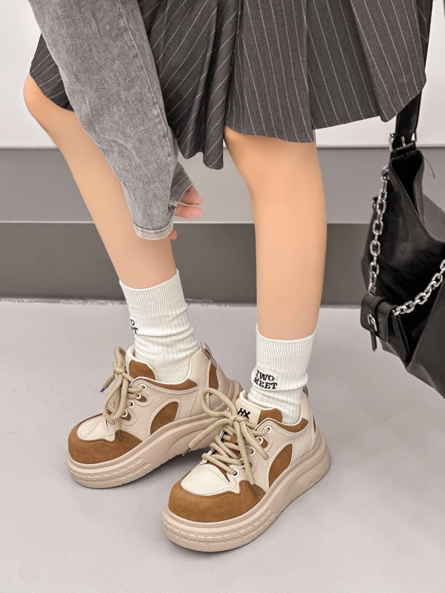2025 autumn new leather high-top shoes leather thick-soled heightening casual board shoes women s versatile sports bread shoes 39
2025 autumn new leather high-top shoes leather thick-soled heightening casual board shoes women s versatile sports bread shoes 39