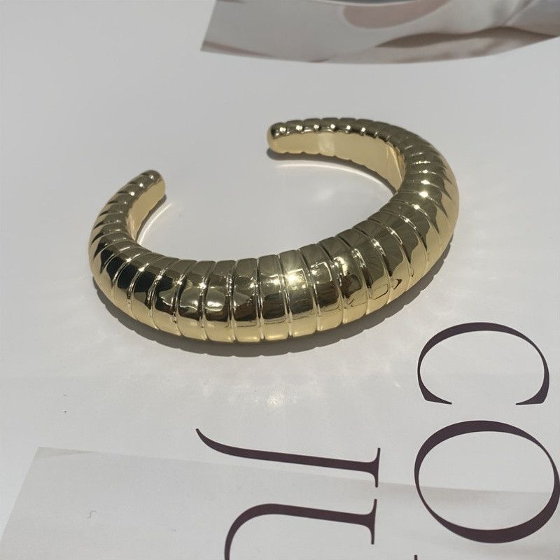 Cold wind simple acrylic exaggerated bracelet opening European and American bracelets fashion sense jewelry wholesale
Cold wind simple acrylic exaggerated bracelet opening European and American bracelets fashion sense jewelry wholesale