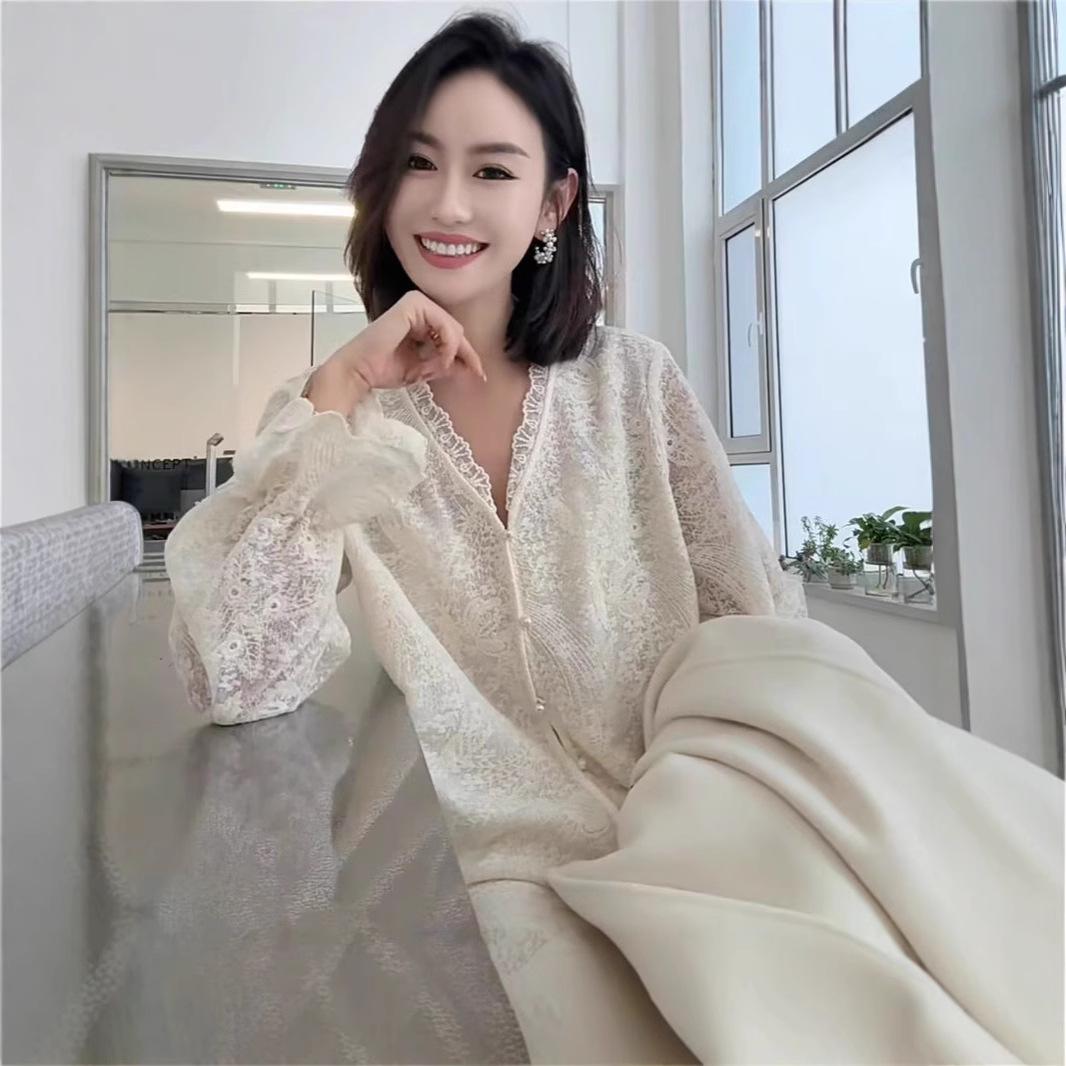 2025 Spring V-Neck Lace Shirt: Women s Casual Long Sleeve, Slimming, Versatile, New Chinese Style Medium
2025 Spring V-Neck Lace Shirt: Women s Casual Long Sleeve, Slimming, Versatile, New Chinese Style Medium