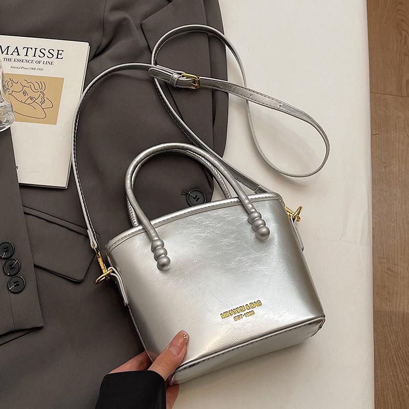 Популярная оптовая мода, высококлассный темперамент, нишевая портативная сумка-ведро, корейский универсальный стиль для поездок на работу, женская сумка-мессенджер
Популярная оптовая мода, высококлассный темперамент, нишевая портативная сумка-ведро, корейский универсальный стиль для поездок на работу, женская сумка-мессенджер