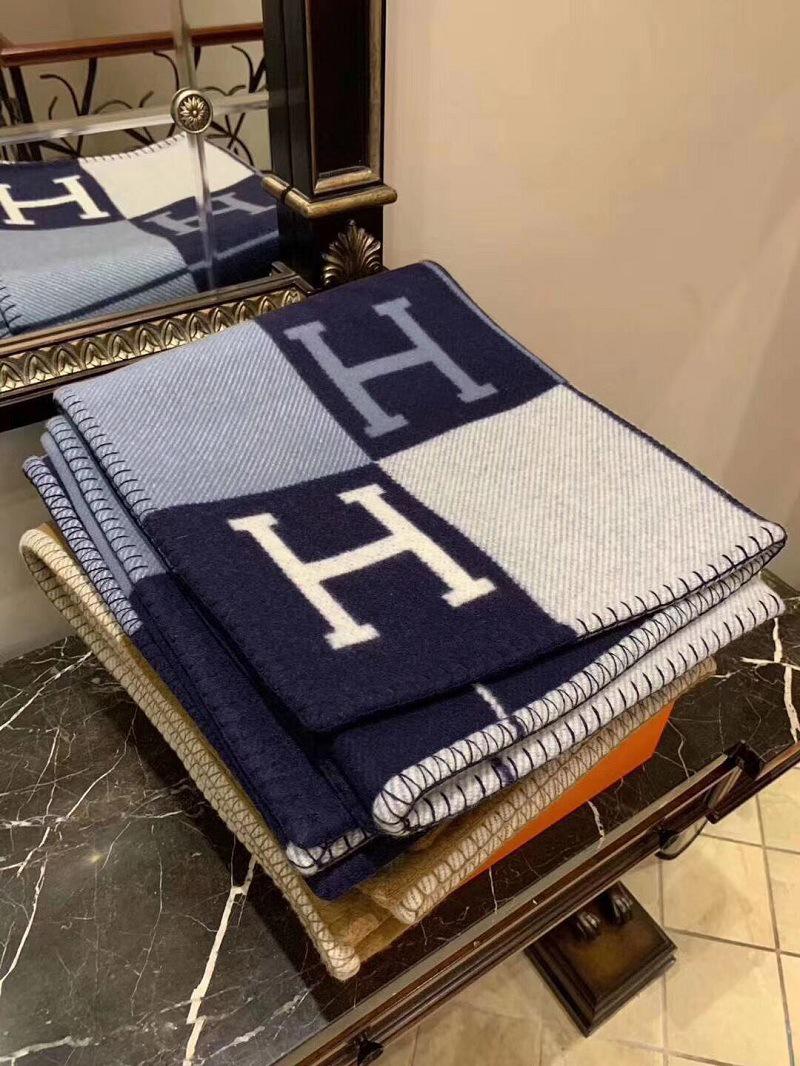 Двухцветное утолщенное трикотажное фланелевое одеяло для дивана с кондиционером 130x170 cm
Двухцветное утолщенное трикотажное фланелевое одеяло для дивана с кондиционером 130x170 cm