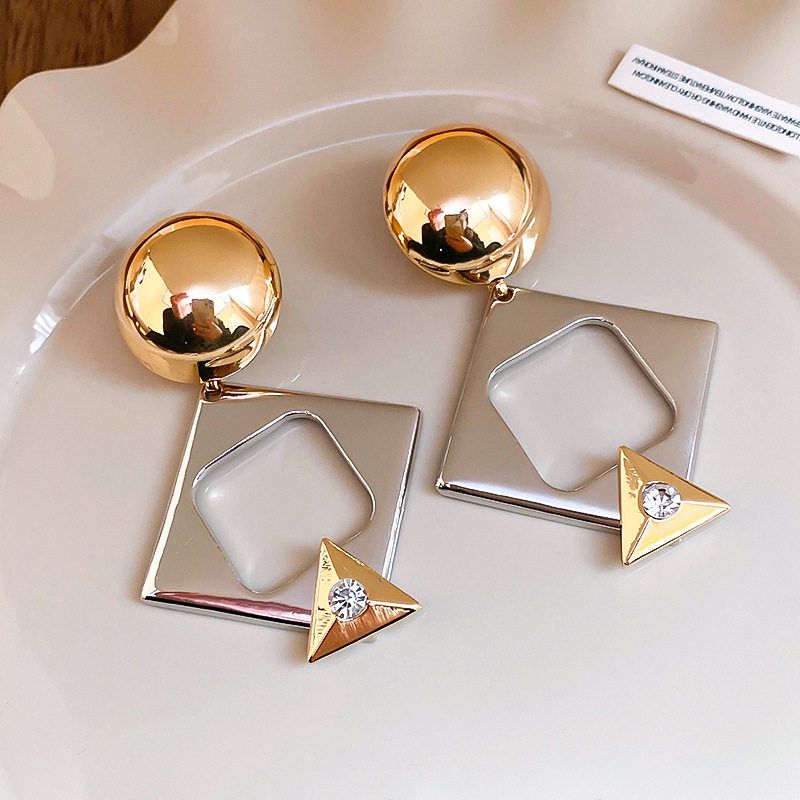 Diamond-Embedded Geometric Earrings European and American Exaggerated Niche Ear Studs Women Fashion Temperament Earrings Light Luxury High Sense Silver Needle-Silver
Diamond-Embedded Geometric Earrings European and American Exaggerated Niche Ear Studs Women Fashion Temperament Earrings Light Luxury High Sense Silver Needle-Silver