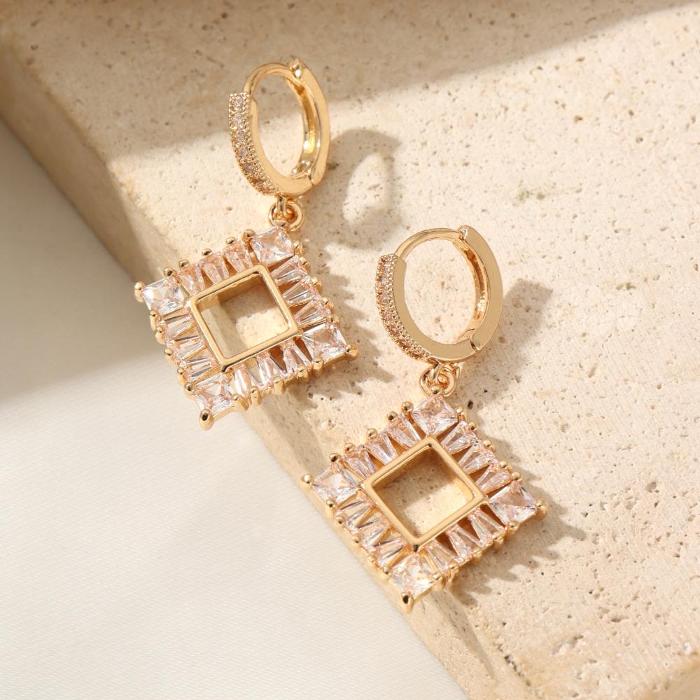 Sparkly Hollow Round Zirconia Dangle Earrings for Women Statement Jewelry Party Accessories білий
Sparkly Hollow Round Zirconia Dangle Earrings for Women Statement Jewelry Party Accessories білий