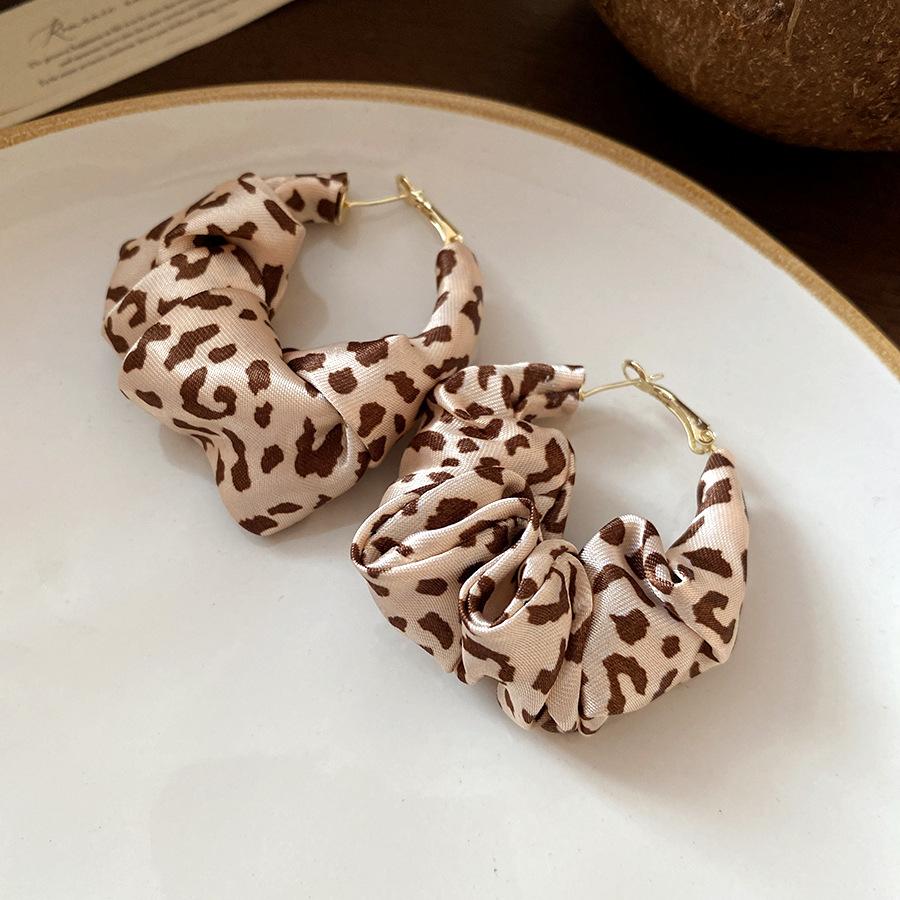 Silver needle fabric leopard print round pendant earrings European and American retro fashion versatile earrings niche high-end earrings women
Silver needle fabric leopard print round pendant earrings European and American retro fashion versatile earrings niche high-end earrings women